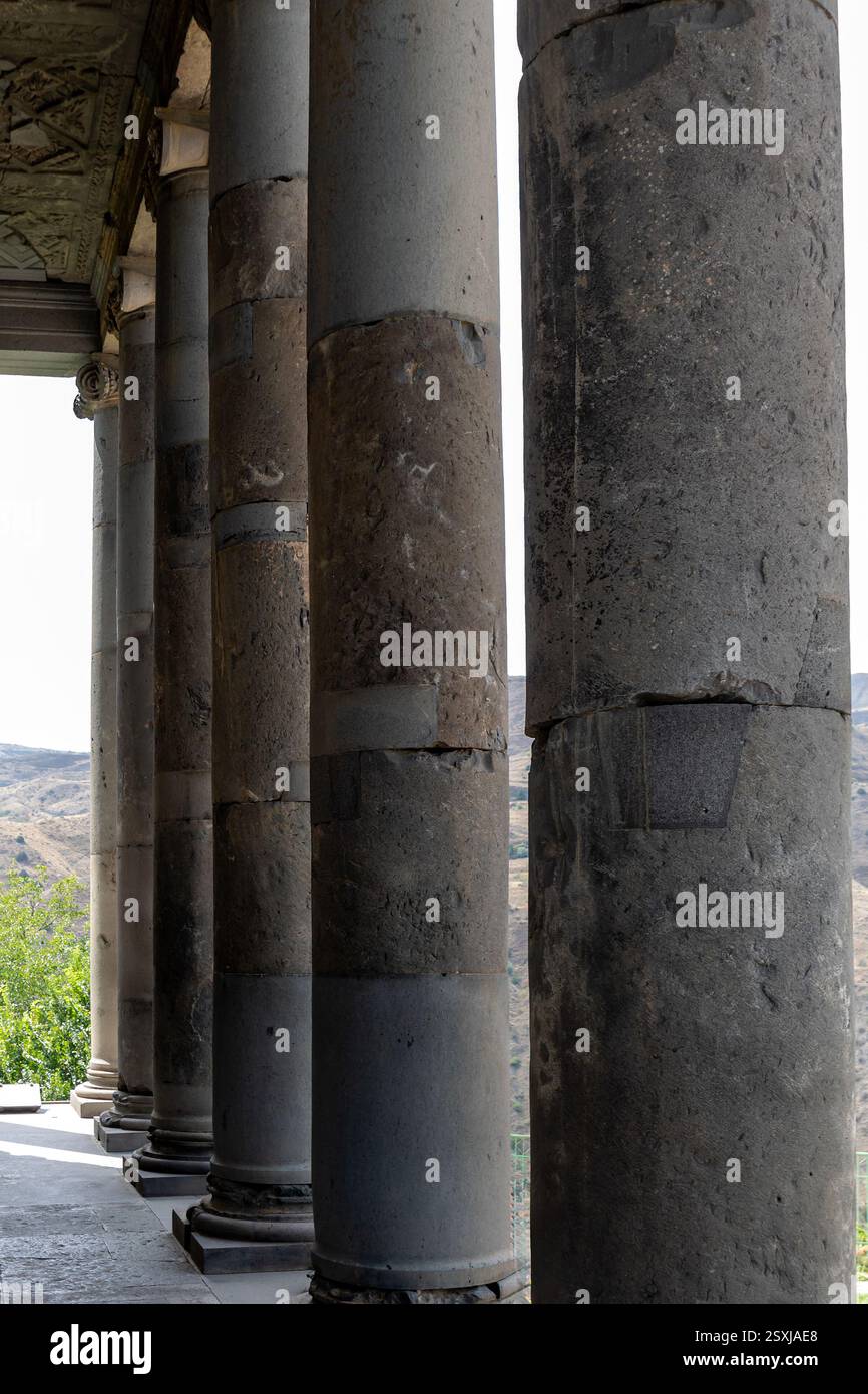 Grandes colonnes de pierre hautes dans une rangée en Arménie Banque D'Images