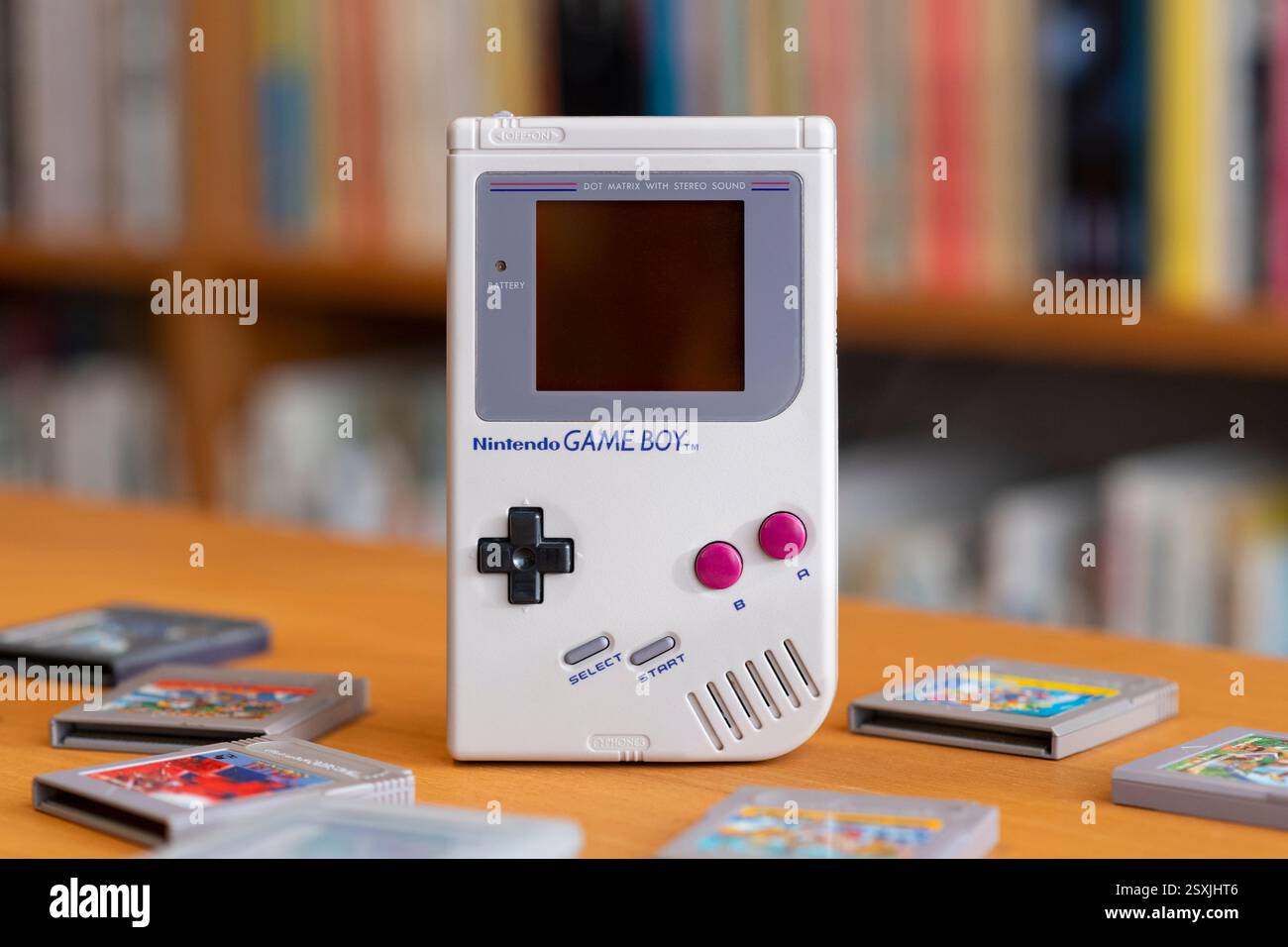 Fukuoka, Japon - 30 décembre 2024 : nintendo Game Boy et diverses cartouches de jeu à succès sur une table en bois Banque D'Images Fukuoka, Japon - 30 décembre 2024 : nintendo Game Boy et diverses cartouches de jeu à succès sur une table en bois Banque D'Images