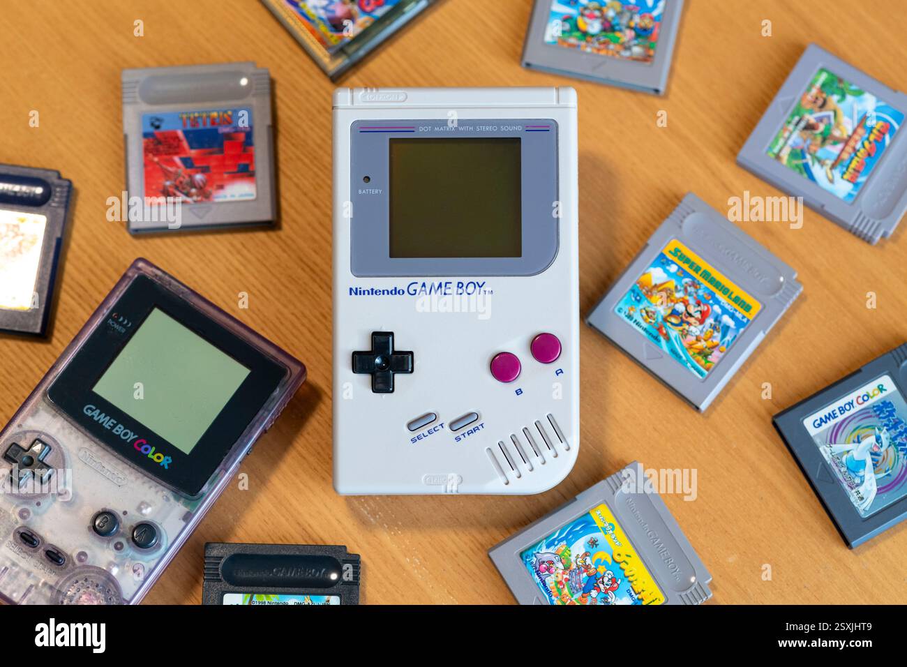 Fukuoka, Japon - 30 décembre 2024 : nintendo Game Boy et Game Boy couleur avec diverses cartouches de jeu à succès isolées sur fond de bois Banque D'Images Fukuoka, Japon - 30 décembre 2024 : nintendo Game Boy et Game Boy couleur avec diverses cartouches de jeu à succès isolées sur fond de bois Banque D'Images