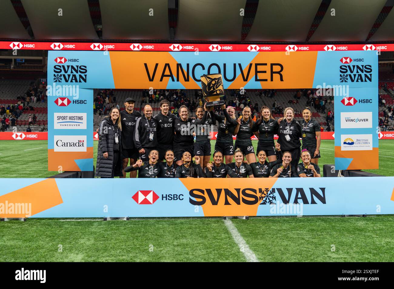 VANCOUVER, CANADA – 23 FÉVRIER 2025 : photo de groupe des joueuses de rugby néo-zélandaises après avoir remporté la finale de la Coupe HSBC SVNS Vancouver Rugby 7s 2025 contre Fidji le troisième jour à BC place. Crédit : Joe Ng/Alamy Live News Banque D'Images