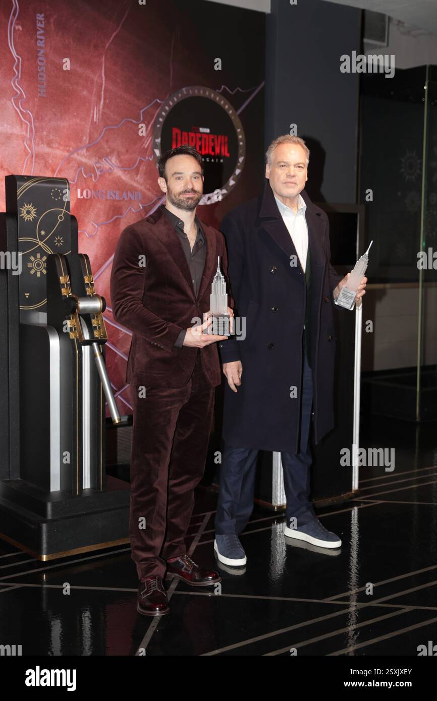 New York, États-Unis. 24 février 2025. NEW YORK, NEW YORK - 24 FÉVRIER : Charlie Cox et Vincent D'Onofrio assistent à l'événement de lancement sur tapis rouge 'Daredevil : Born Again' à l'Empire State Building le 24 février 2025, à New York. L'événement a célébré la prochaine série Disney, qui voit Cox reprendre son rôle de Matt Murdock/Daredevil et D'Onofrio revenir dans le rôle de Wilson Fisk/Kingpin. La première de la série est prévue pour le 4 mars 2025. (Photo : Giada Papini Rampelotto/EuropaNewswire/Sipa USA). Crédit : Sipa USA/Alamy Live News Banque D'Images