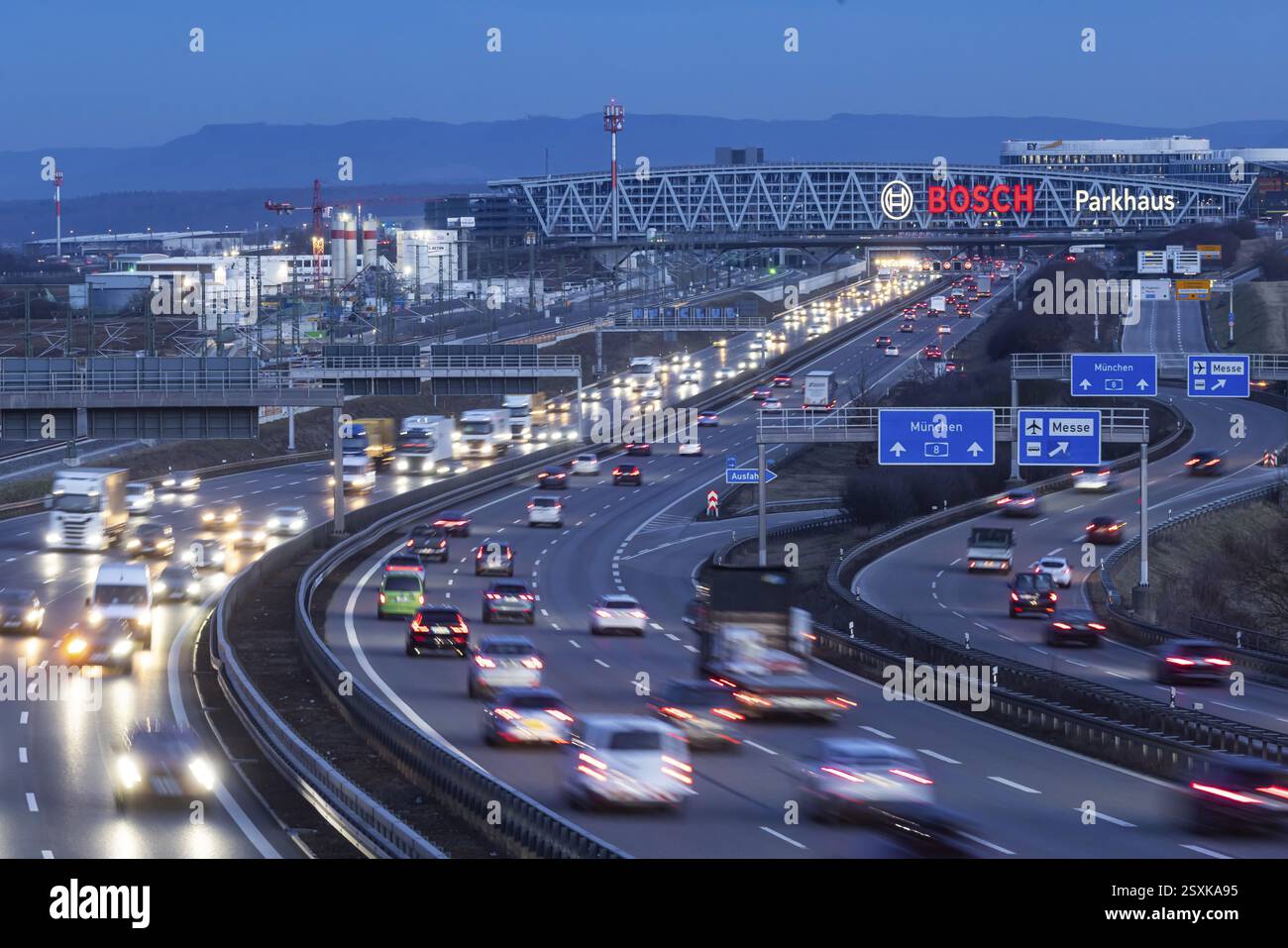 Trafic intense le soir sur l'autoroute A8 à l'aéroport. En arrière-plan, le pont Bosch au centre des expositions et le souabe Alb Stut Banque D'Images
