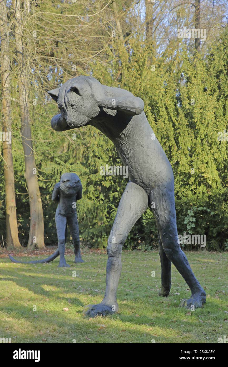 Sculpture Emissary Cats par Laura Ford 2013, art moderne, silhouette de chat debout surdimensionnée avec longue queue, geste, sculpture en bronze, XXL, oversize Banque D'Images