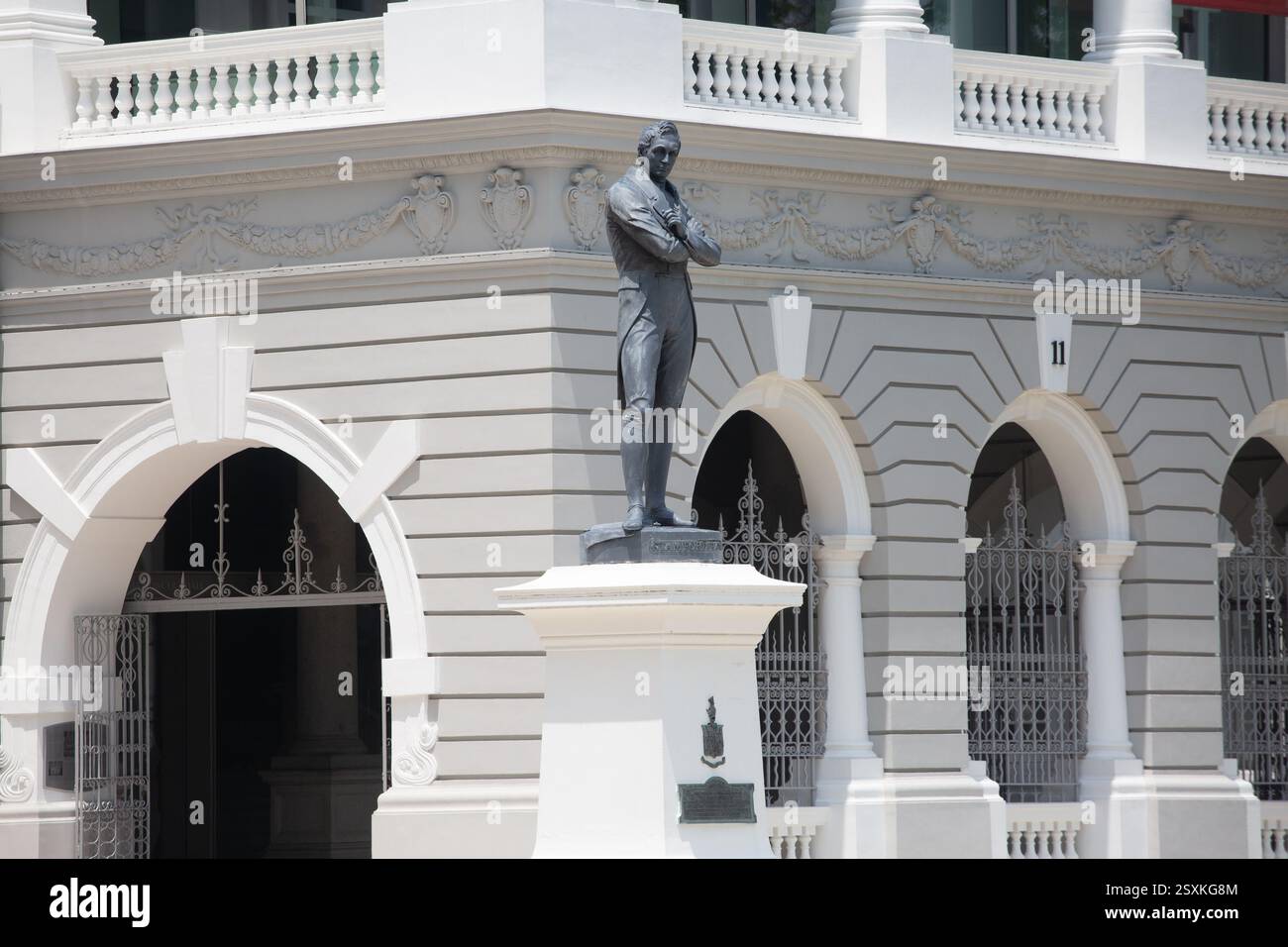 Sir Stamford Raffles debout statue noire sculpture en bronze, pose croisant ses bras. Fondateur de Singapour en 1819. Victoria Memorial Hall, Singapura. Banque D'Images