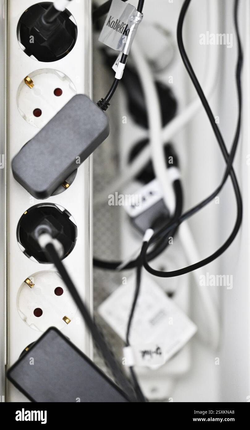 Illustration sur les thèmes électricité/frein des prix de l'électricité/énergie/coûts de l'énergie/sources d'énergie : deux bandes de puissance, prise le lundi 24 février 2025. - 20250224 PD5182 crédit : APA-PictureDesk/Alamy Live News Banque D'Images
