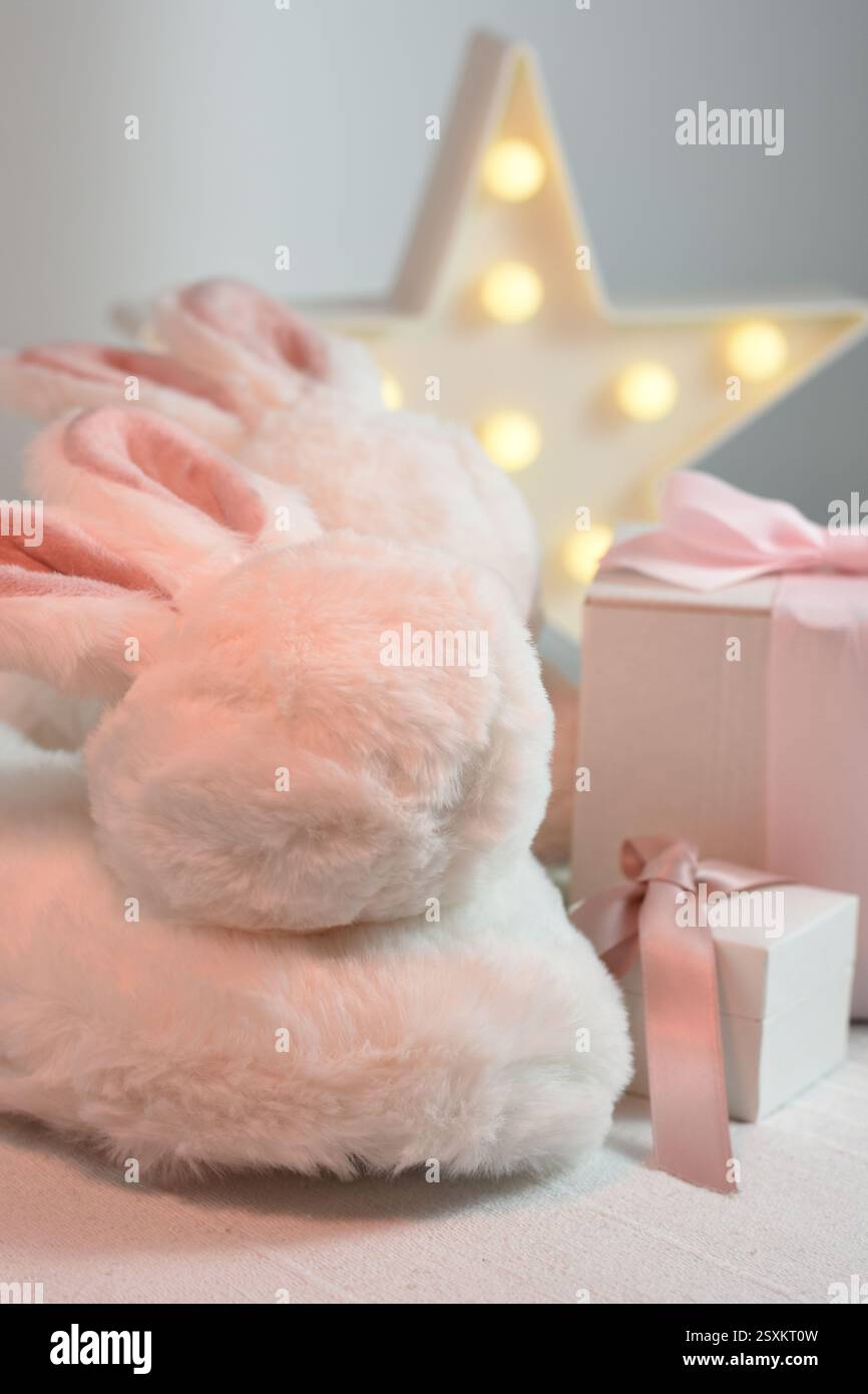 Gros plan lapin en peluche doux avec boîtes cadeaux Banque D'Images