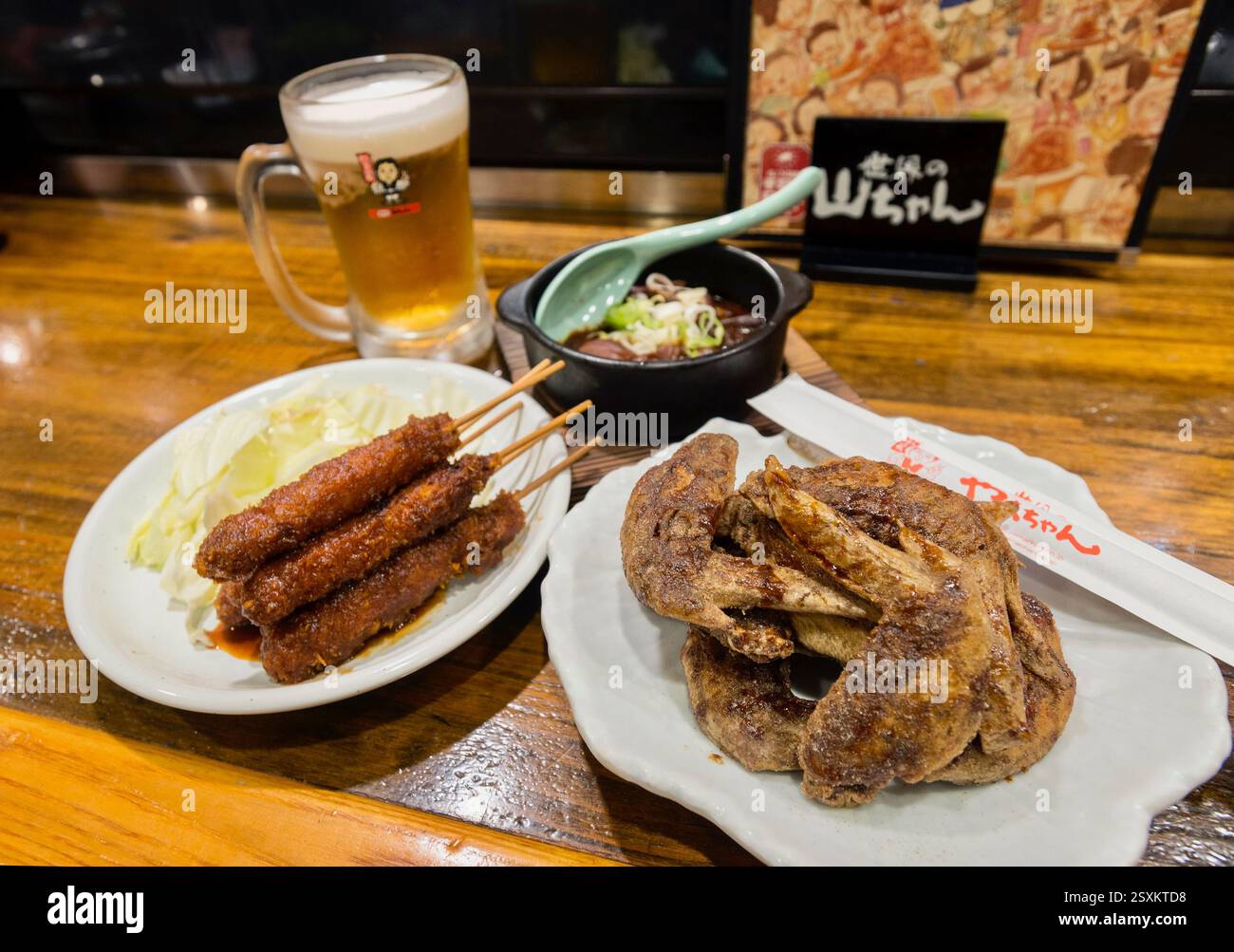 LA PHOTO montre des ailes de poulet tebasaki et d'autres plats meshi Nagoya proposés au Sekai no Yamachan dans le district de Fushimi à Nagoya, Aichi Pref., Japon Banque D'Images