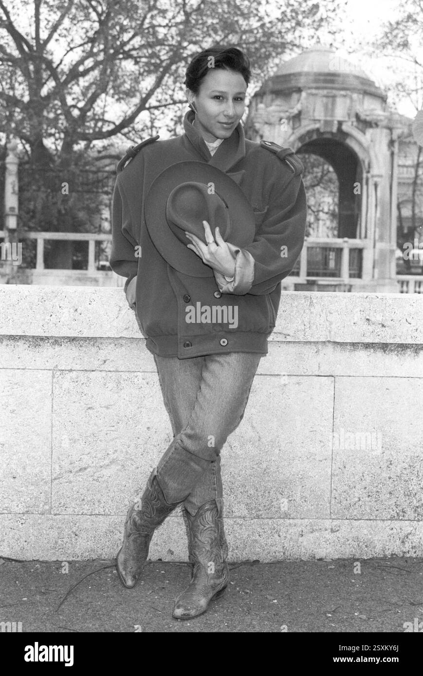 Etta Scollo Sängerin 11/89 UE Etta Scollo am Rande von Dall-as im novembre 1989 à Wien. TV Fernsehen Fernsehsendung Show Talkshow Comedy Italien Italien Italienisch Italienische Frau Gesang Pop Jazz chanteuse italienne hoch ganz stehend freistellbar draußen Hut haltend lächelnd Cowboystiefel Cowboyboots SW *** Etta Scollo chanteuse 11 89 UE Etta Scollo sur le bord de Dall as en novembre 1989 à Vienne émission télévisée émission de talk show comédie Italie femme italienne chanteuse italienne pop jazz italienne debout cowboy Banque D'Images