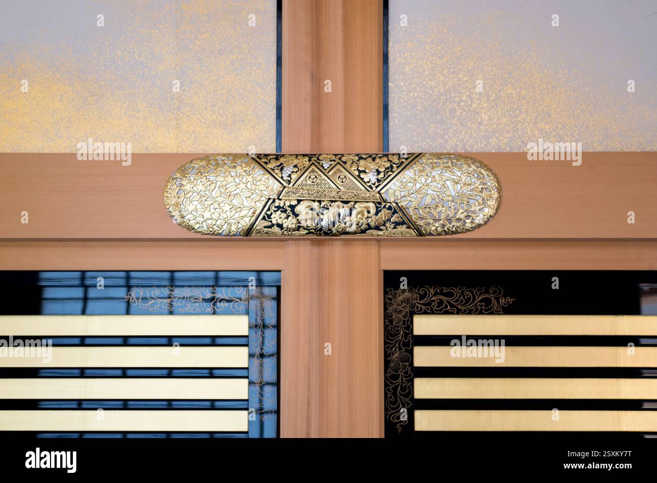 La photo montre l'un des aménagements élaborés à l'intérieur du Palais Honmaru à l'intérieur du parc du château de Nagoya à Nagoya, préfecture d'Aichi, Japon, le 6 juin Banque D'Images
