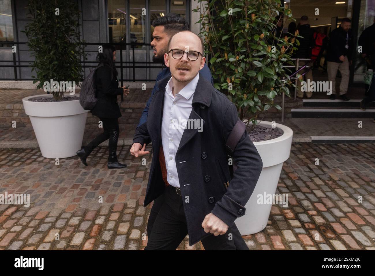 Londres, Royaume-Uni. 25 FÉVRIER 2025. Les manifestants crient à propos du champ pétrolier de Rosebank alors qu'ils sont retirés du centre de conférence QE 2 qui accueille actuellement la semaine internationale de l'énergie. Le groupe d'activistes Fossil Free London a confirmé qu'ils étaient responsables de l'action. Le centre, entouré par une forte sécurité, accueille également la conférence de la NFU. Crédit Milo Chandler/Alamy Live News Banque D'Images