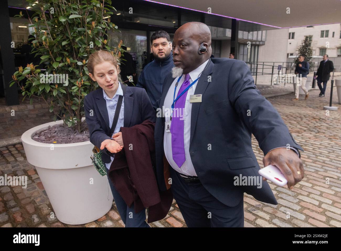 Londres, Royaume-Uni. 25 FÉVRIER 2025. Les manifestants crient à propos du champ pétrolier de Rosebank alors qu'ils sont retirés du centre de conférence QE 2 qui accueille actuellement la semaine internationale de l'énergie. Le groupe d'activistes Fossil Free London a confirmé qu'ils étaient responsables de l'action. Le centre, entouré par une forte sécurité, accueille également la conférence de la NFU. Crédit Milo Chandler/Alamy Live News Banque D'Images