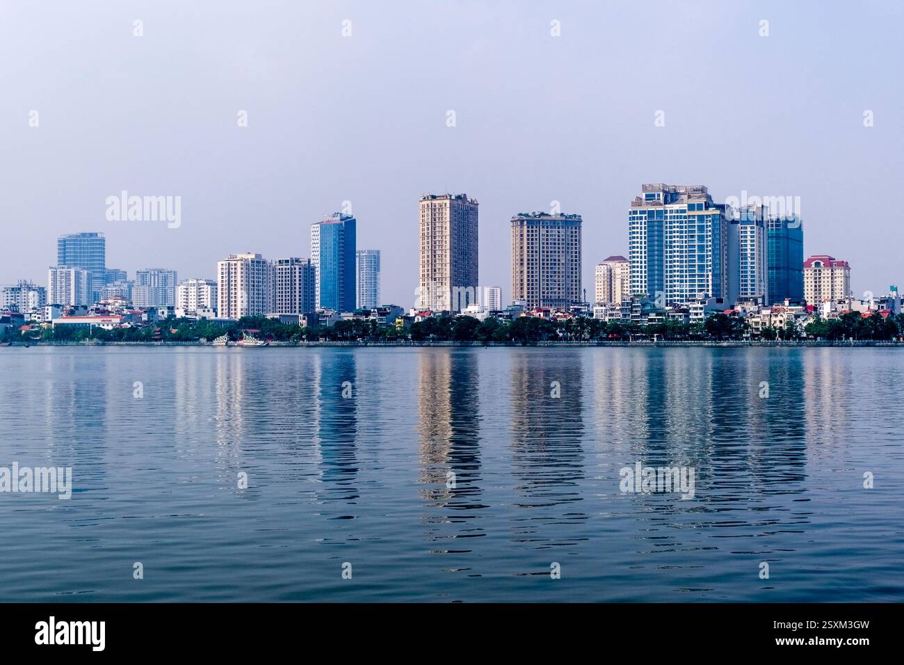 L'horizon du centre-ville de Hanoi se reflète sur la surface du lac de l'Ouest, Ho Tay. Banque D'Images