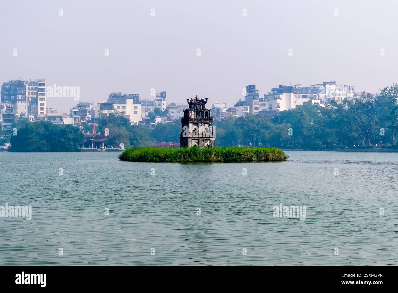 Tour des tortues, Tháp Rùa, une petite tour au milieu du lac de l'épée, lac Hoàn Kiếm, dans le centre historique de Hanoi. Banque D'Images