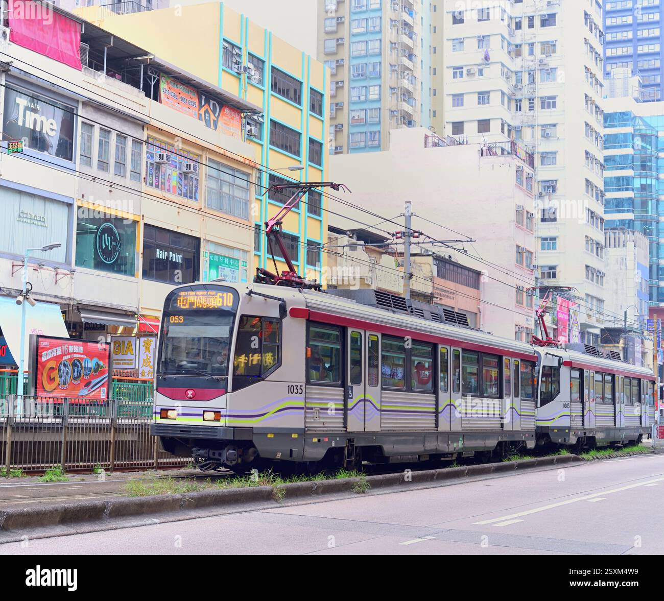 MTR Light Rail System, service de tramway inter-district reliant les quartiers de Yuen long et Tuen Mun. Banque D'Images
