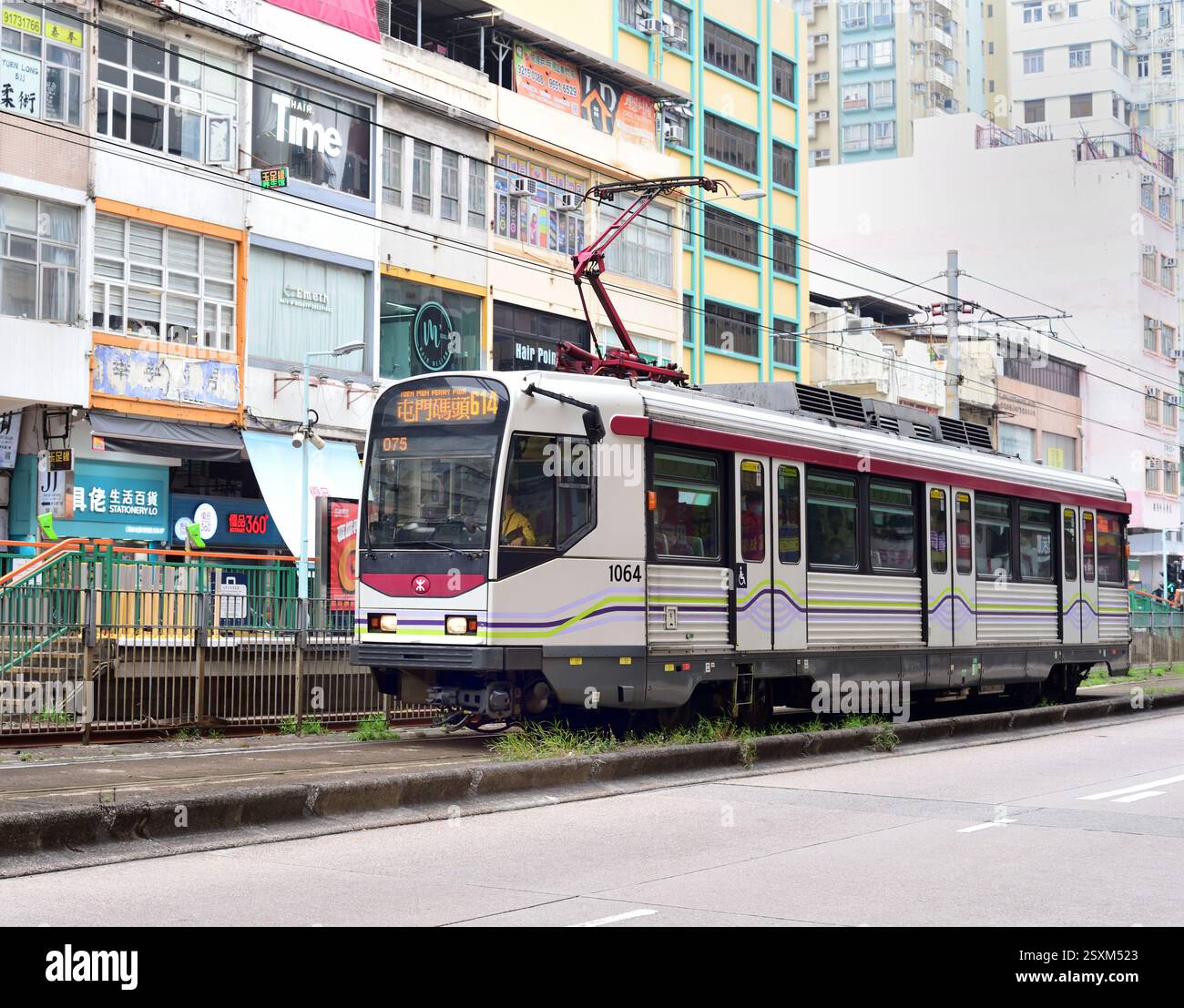 MTR Light Rail System, service de tramway inter-district reliant les quartiers de Yuen long et Tuen Mun. Banque D'Images
