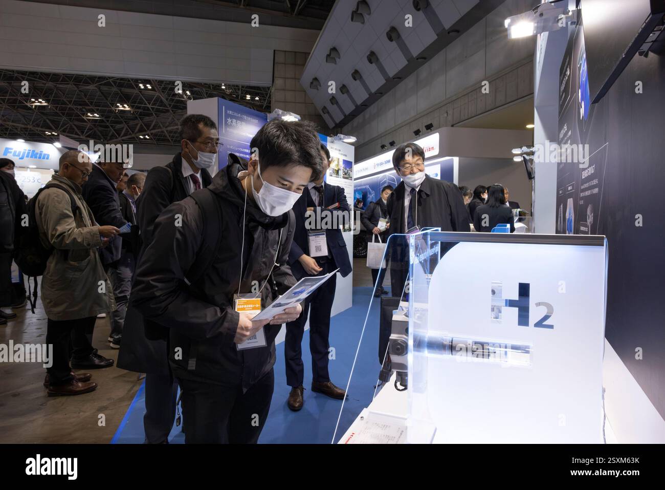 Tokyo, Japon. 19 février 2025. Le visiteur de la Smart Energy week 2025 ...