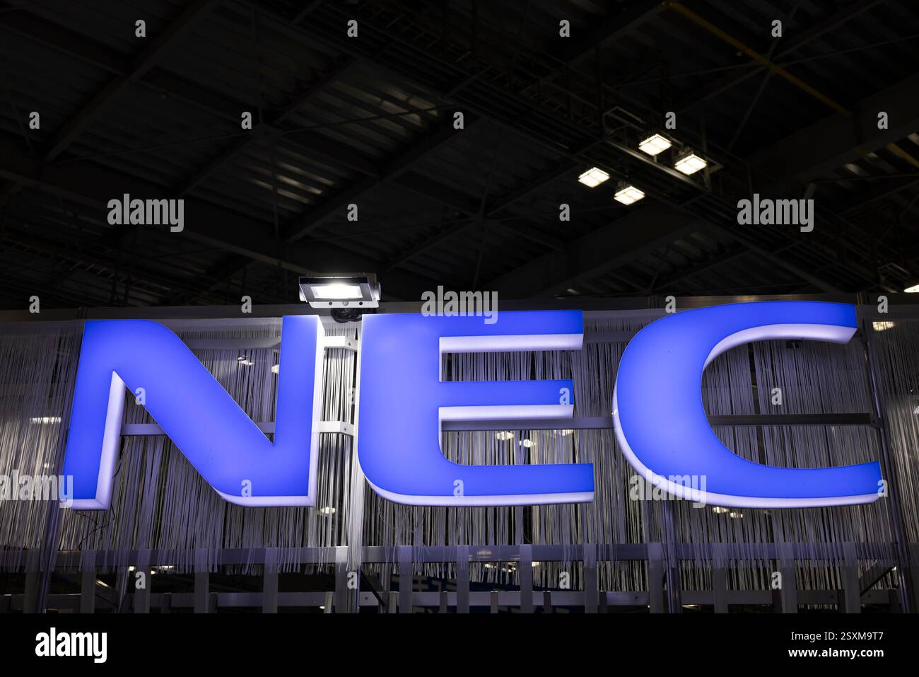19 février 2025, Tokyo, Japon : la marque de la société NEC vue à la Smart Energy week 2025 à Tokyo Big Sight. La Smart Energy week 2025 a présenté des innovations de pointe visant la durabilité et la préservation de l'environnement. Organisé à Big Sight, il a présenté un éventail de solutions écologiques issues de systèmes d'énergie renouvelable tels que les panneaux solaires, la technologie de l'hydrogène, les éoliennes et les alternatives de carburant pour véhicules électriques. Les exposants internationaux ont souligné les avancées en matière d’efficacité énergétique, de réduction des déchets et de technologies neutres en carbone, attirant une foule d’innovateurs, d’entreprises et d’éco-conscientes Banque D'Images