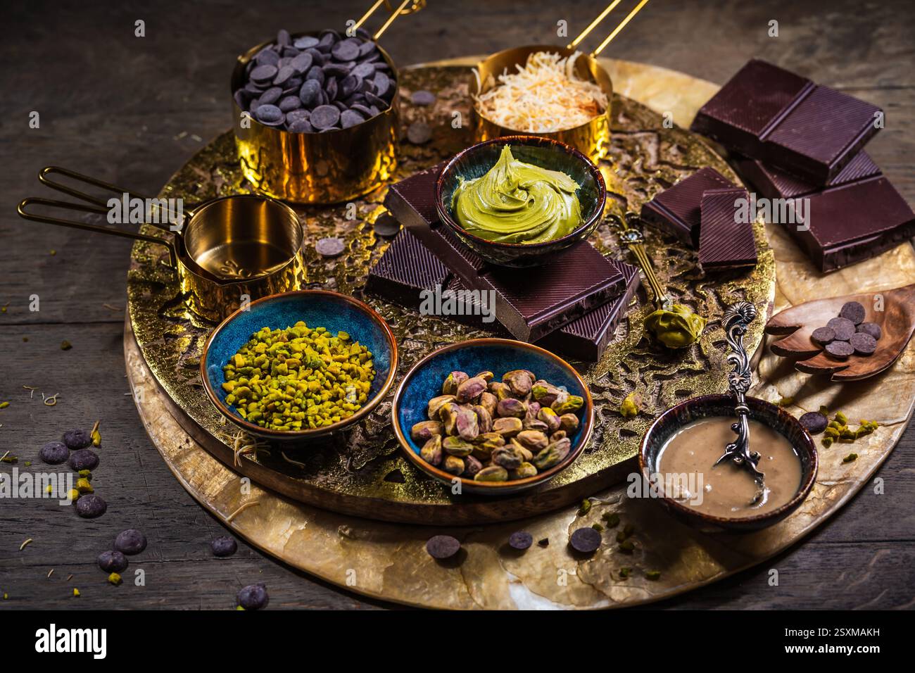 Ingrédients pour chocolat Dubaï maison sur table en bois Banque D'Images