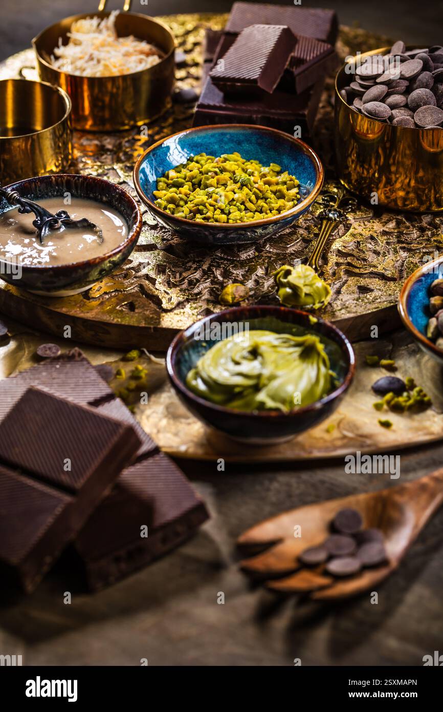 Ingrédients pour chocolat Dubaï maison sur table en bois Banque D'Images