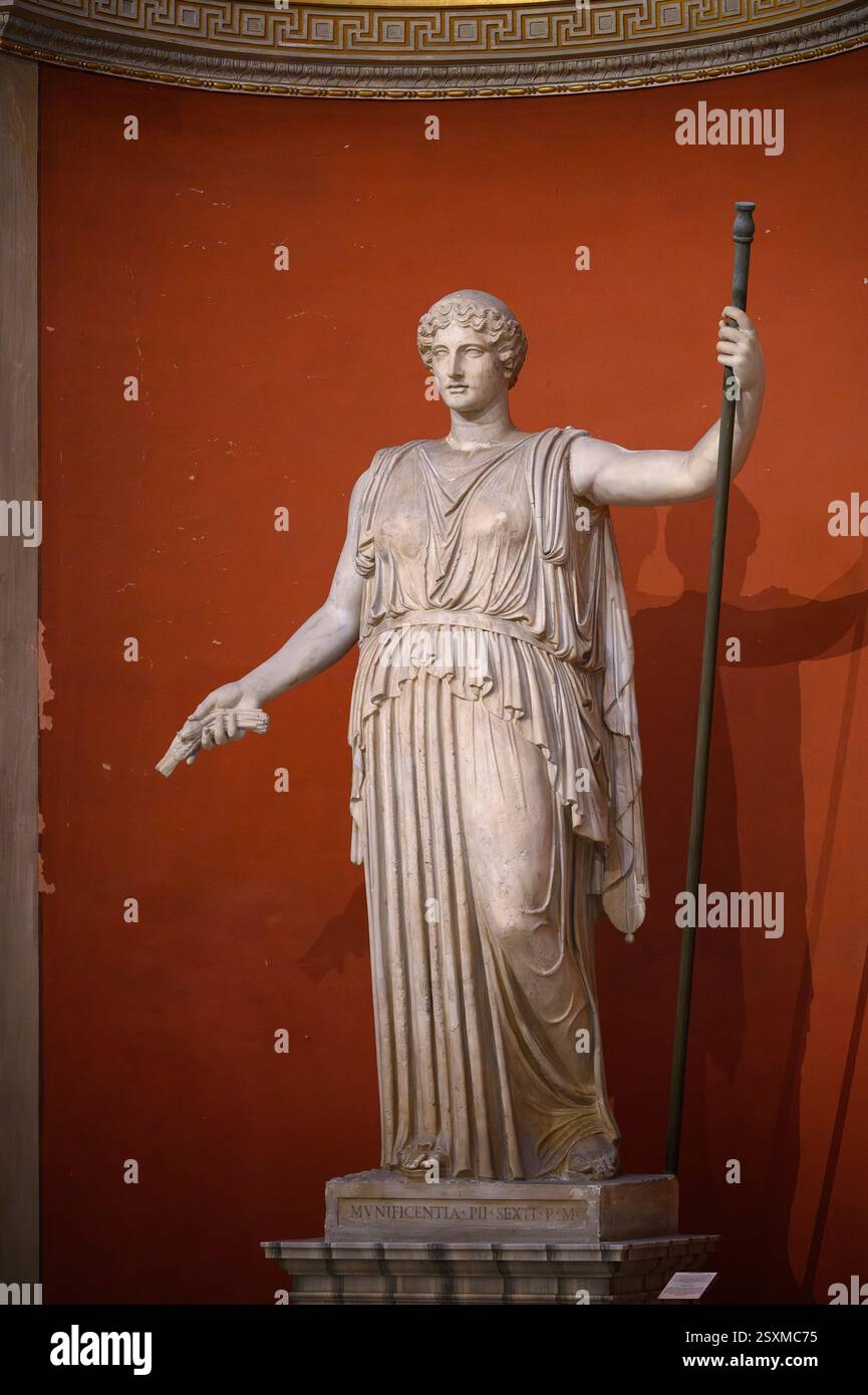Rome. Italie. Statue de Cérès / Déméter, IIe siècle après J.-C., la salle ronde, Musée Pio Clementino, musées du Vatican. La statue représente un divin féminin Banque D'Images Rome. Italie. Statue de Cérès / Déméter, IIe siècle après J.-C., la salle ronde, Musée Pio Clementino, musées du Vatican. La statue représente un divin féminin Banque D'Images