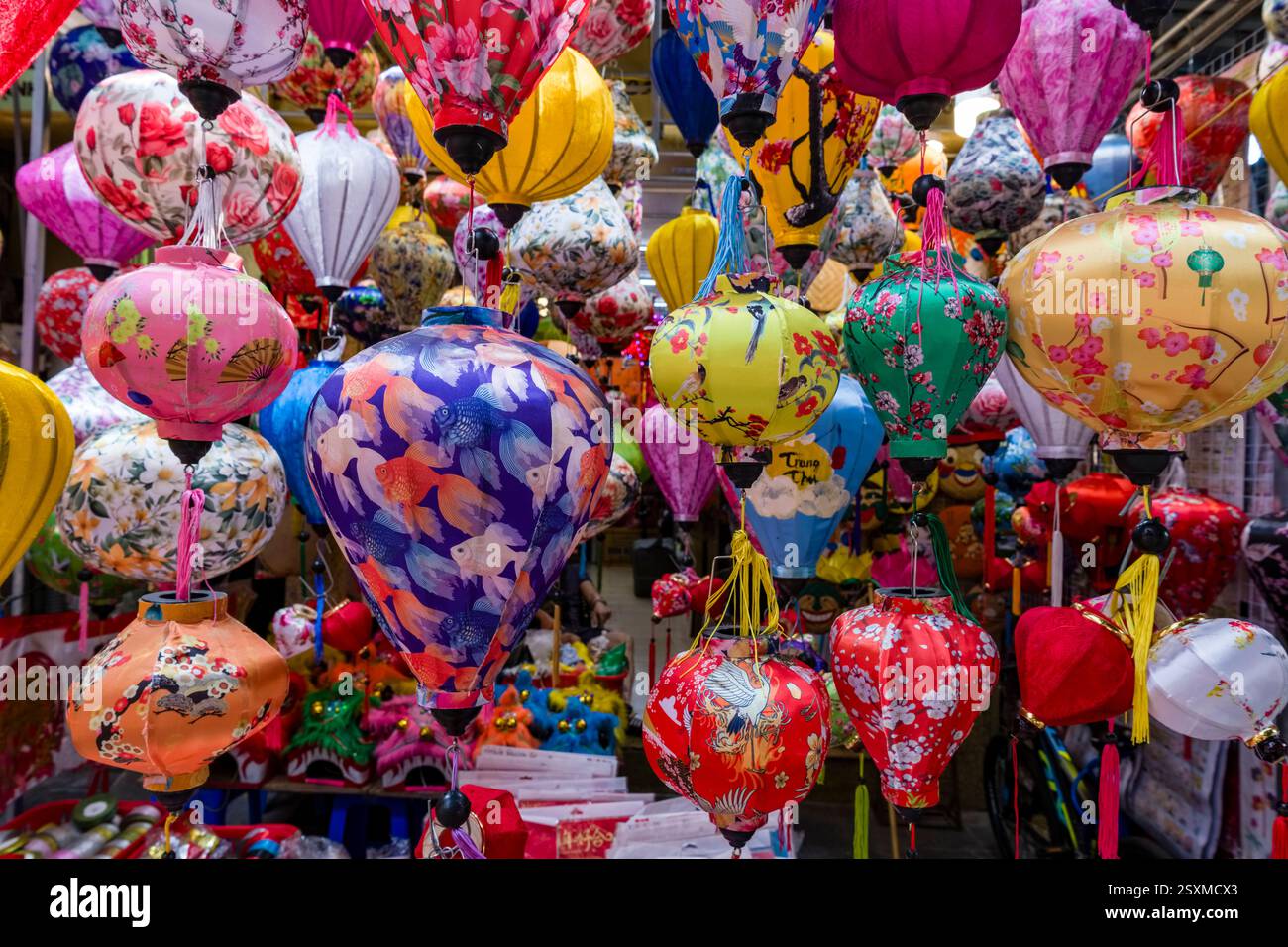 Des lanternes en papier colorées sont proposées à la vente dans un magasin du centre historique de Hanoi. Banque D'Images