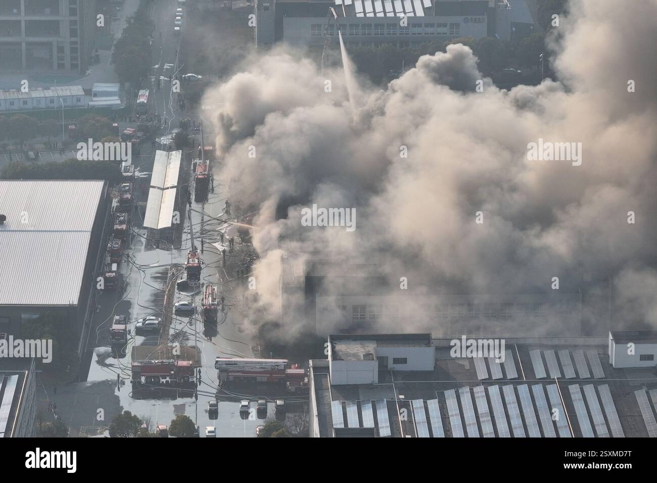 NANJING, CHINE - 25 FÉVRIER 2025 - des pompiers combattent un incendie dans une entreprise de la zone de libre-échange complète de Nanjing, dans l'est de la Chine, Jian Banque D'Images