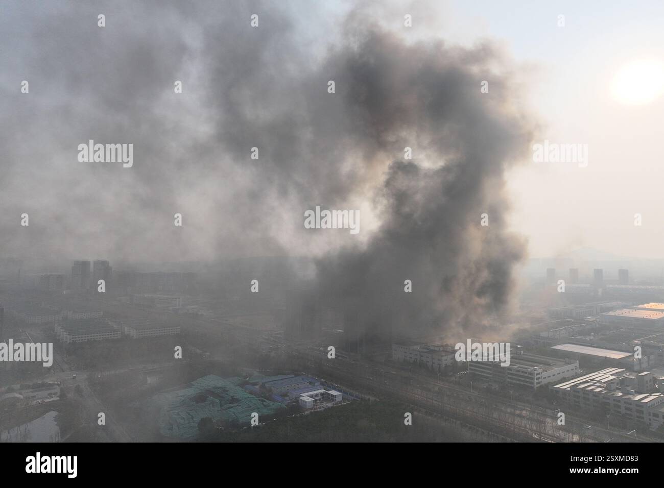 NANJING, CHINE - 25 FÉVRIER 2025 - des pompiers combattent un incendie dans une entreprise de la zone de libre-échange complète de Nanjing, dans l'est de la Chine, Jian Banque D'Images