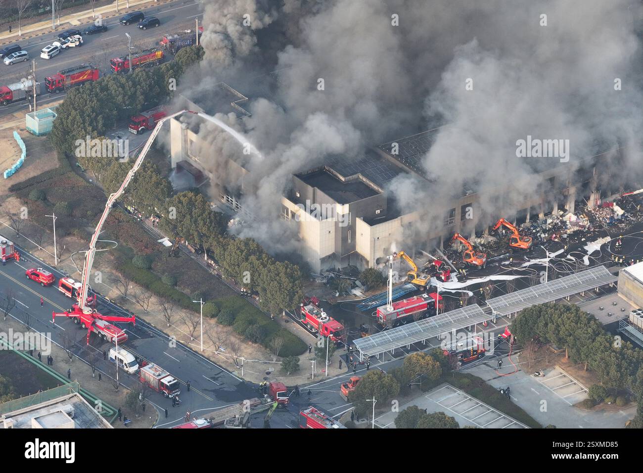 NANJING, CHINE - 25 FÉVRIER 2025 - des pompiers combattent un incendie dans une entreprise de la zone de libre-échange complète de Nanjing, dans l'est de la Chine, Jian Banque D'Images