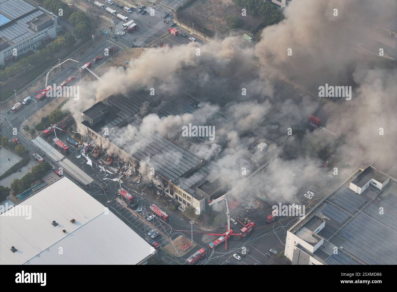 NANJING, CHINE - 25 FÉVRIER 2025 - des pompiers combattent un incendie dans une entreprise de la zone de libre-échange complète de Nanjing, dans l'est de la Chine, Jian Banque D'Images