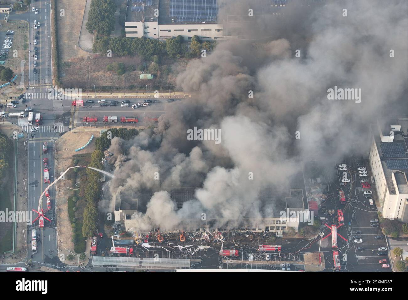 NANJING, CHINE - 25 FÉVRIER 2025 - des pompiers combattent un incendie dans une entreprise de la zone de libre-échange complète de Nanjing, dans l'est de la Chine, Jian Banque D'Images