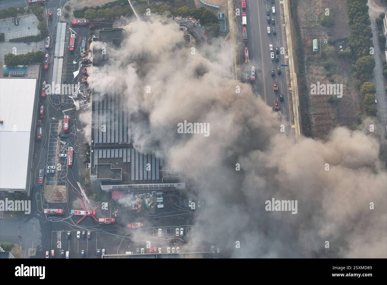 NANJING, CHINE - 25 FÉVRIER 2025 - des pompiers combattent un incendie dans une entreprise de la zone de libre-échange complète de Nanjing, dans l'est de la Chine, Jian Banque D'Images