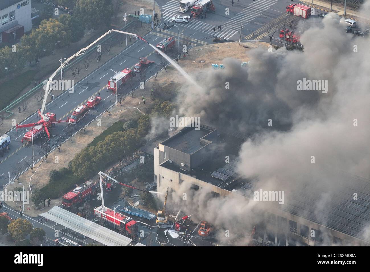 NANJING, CHINE - 25 FÉVRIER 2025 - des pompiers combattent un incendie dans une entreprise de la zone de libre-échange complète de Nanjing, dans l'est de la Chine, Jian Banque D'Images