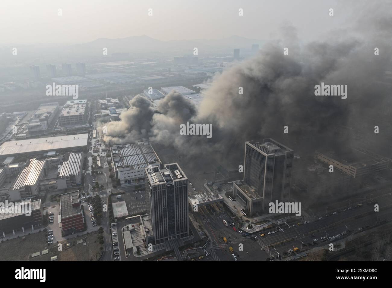 NANJING, CHINE - 25 FÉVRIER 2025 - des pompiers combattent un incendie dans une entreprise de la zone de libre-échange complète de Nanjing, dans l'est de la Chine, Jian Banque D'Images