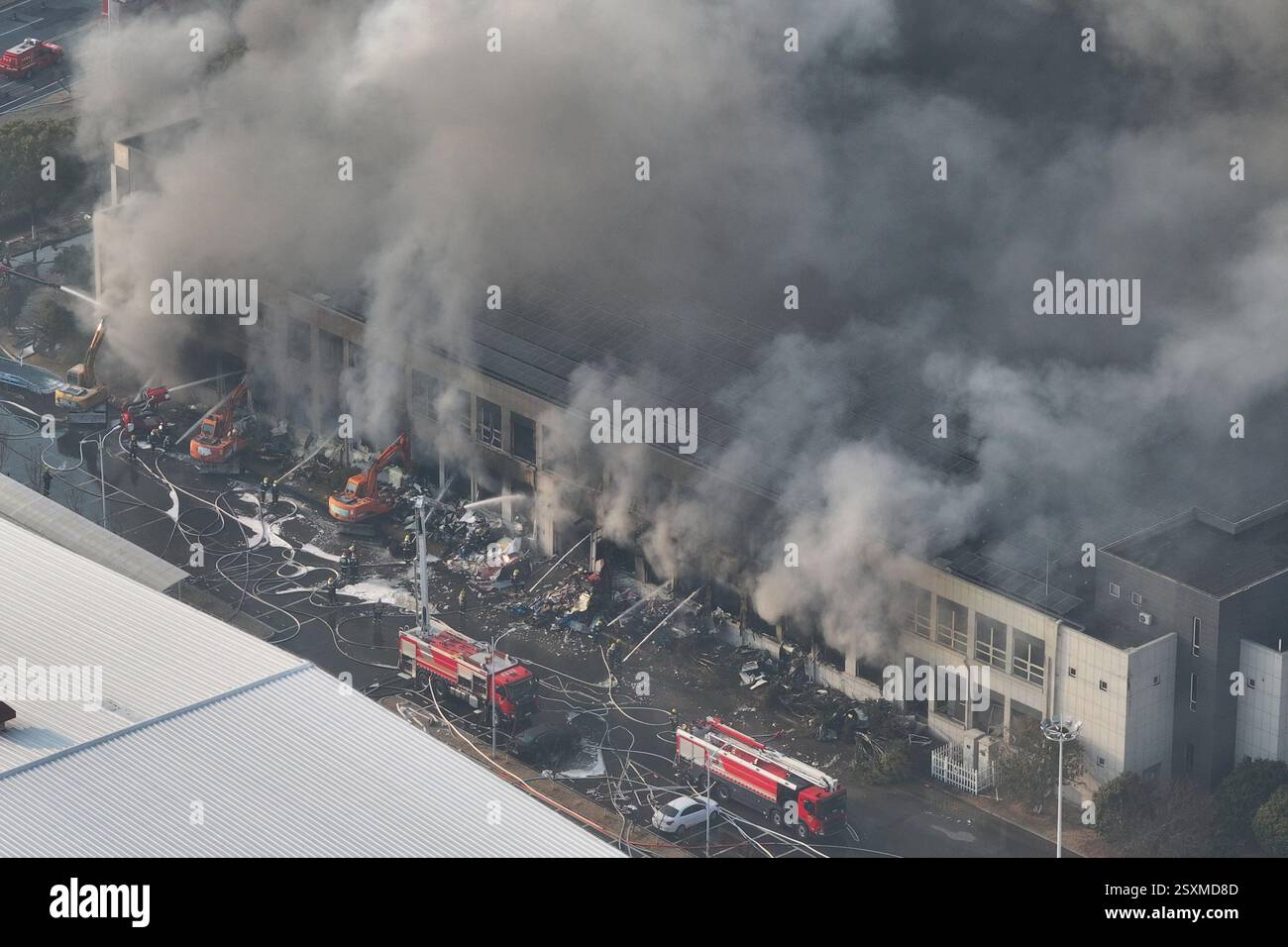NANJING, CHINE - 25 FÉVRIER 2025 - des pompiers combattent un incendie dans une entreprise de la zone de libre-échange complète de Nanjing, dans l'est de la Chine, Jian Banque D'Images