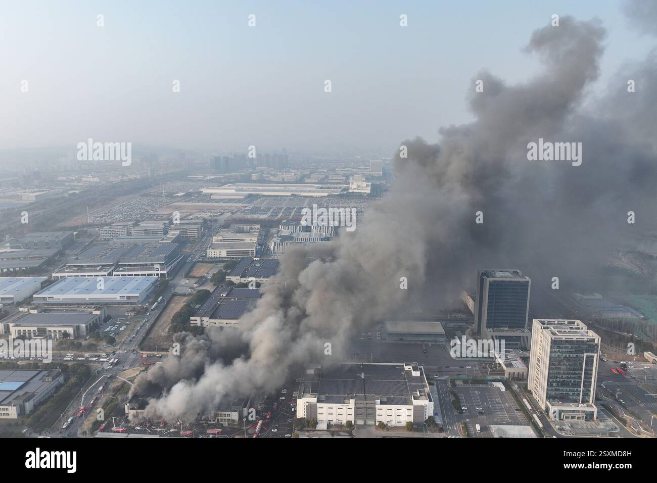 NANJING, CHINE - 25 FÉVRIER 2025 - des pompiers combattent un incendie dans une entreprise de la zone de libre-échange complète de Nanjing, dans l'est de la Chine, Jian Banque D'Images