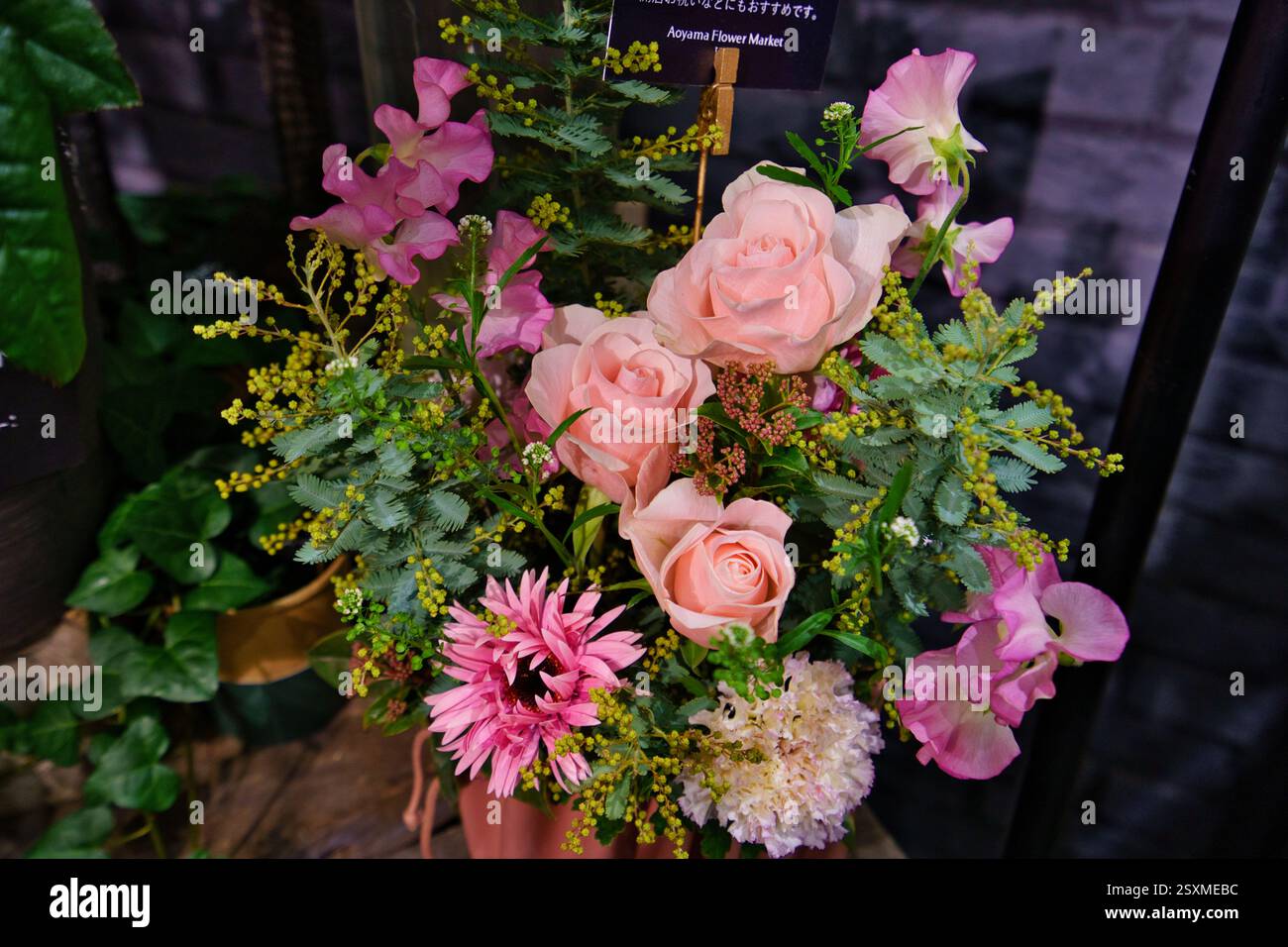 Célébrant l'amour avec une touche d'élégance, le design et la décoration de fleurs roses de la Saint-Valentin Banque D'Images