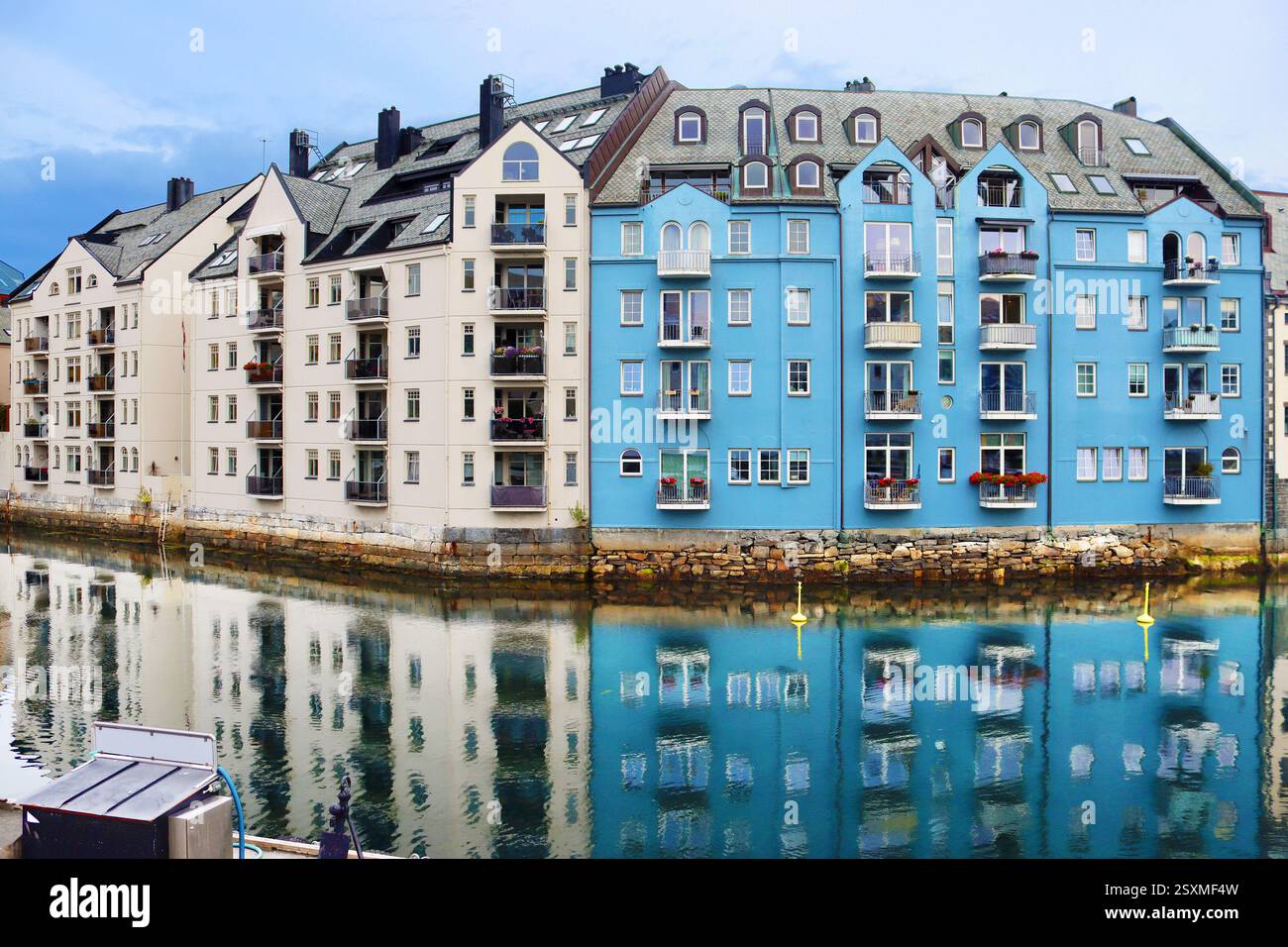Ville d'Alesund un jour d'été, Norvège. Vue sur le port d'architecture Art Nouveau coloré Banque D'Images Ville d'Alesund un jour d'été, Norvège. Vue sur le port d'architecture Art Nouveau coloré Banque D'Images