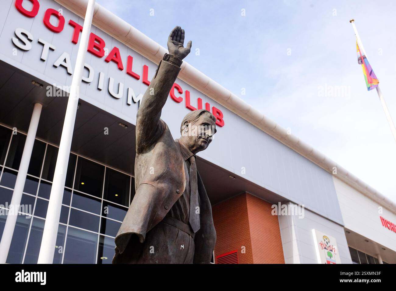Statue de Sir Ted Bates, ancien entraîneur, directeur et président du Southampton FC devant le stade St Mary Banque D'Images