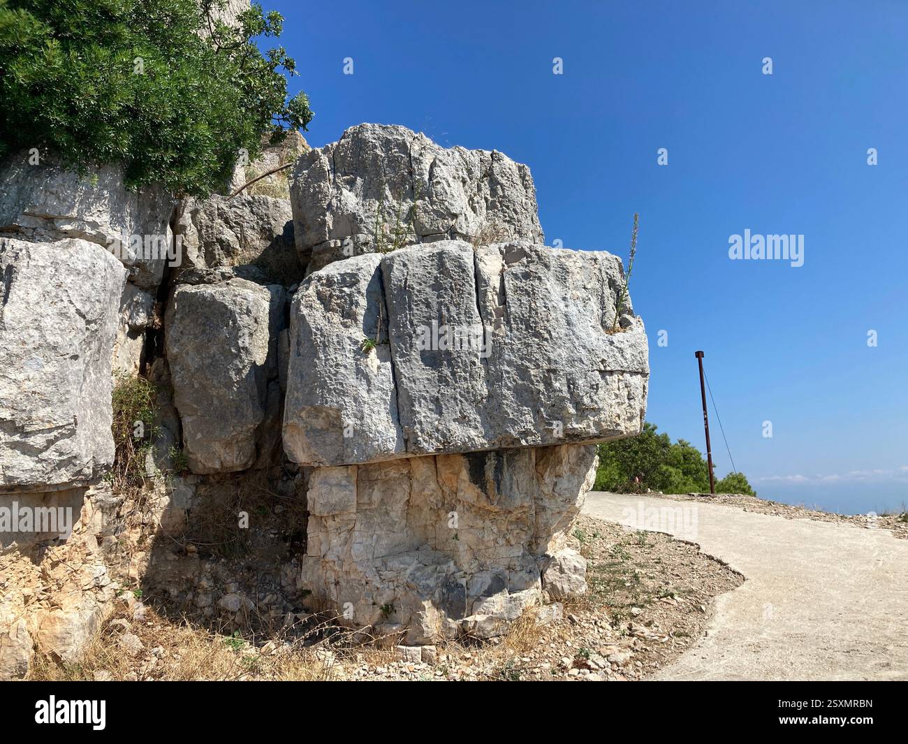 Fort Saint Michael ruine Fort de colline du vie siècle, poste d'observation. Ère byzantine. Île d'Ugljan, Croatie. Ancien château militaire en pierre détruit - Image de stock capturée avec un smartphone