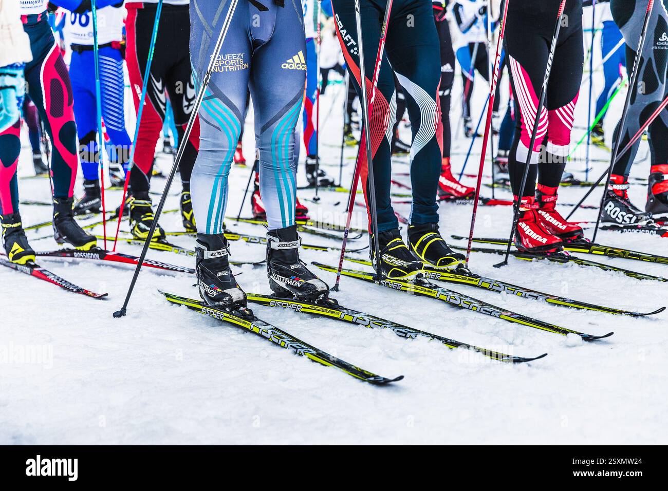 Kyshtym, Russie - 26 mars 2016 : les skieurs de groupe s'alignent au point de départ de la course de ski de fond Banque D'Images