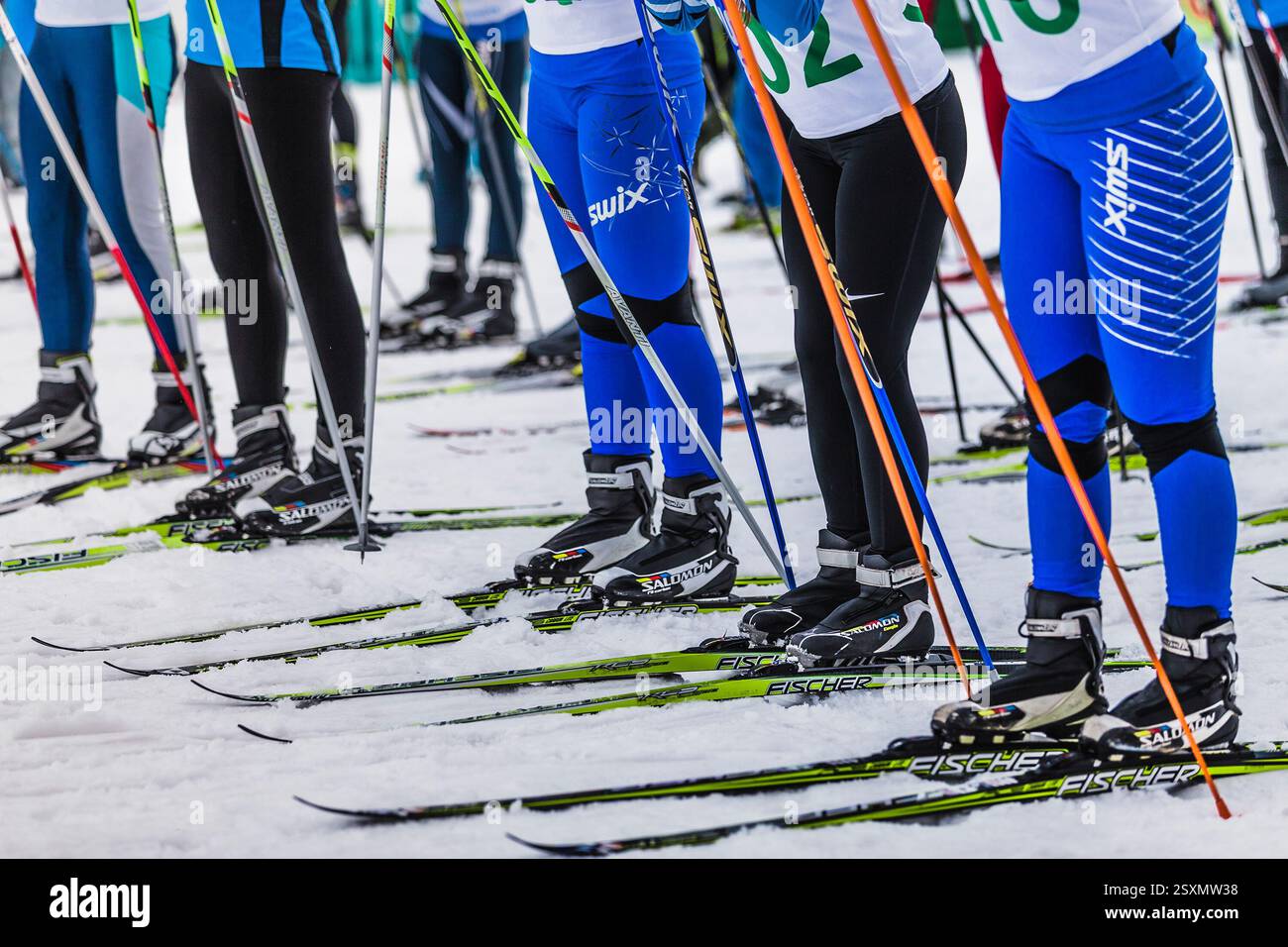Kyshtym, Russie - 26 mars 2016 : les skieurs de groupe s'alignent au point de départ de la course de ski de fond Banque D'Images