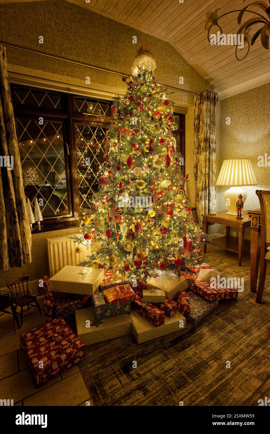 Un arbre de Noël anglais traditionnel entouré de cadeaux Banque D'Images