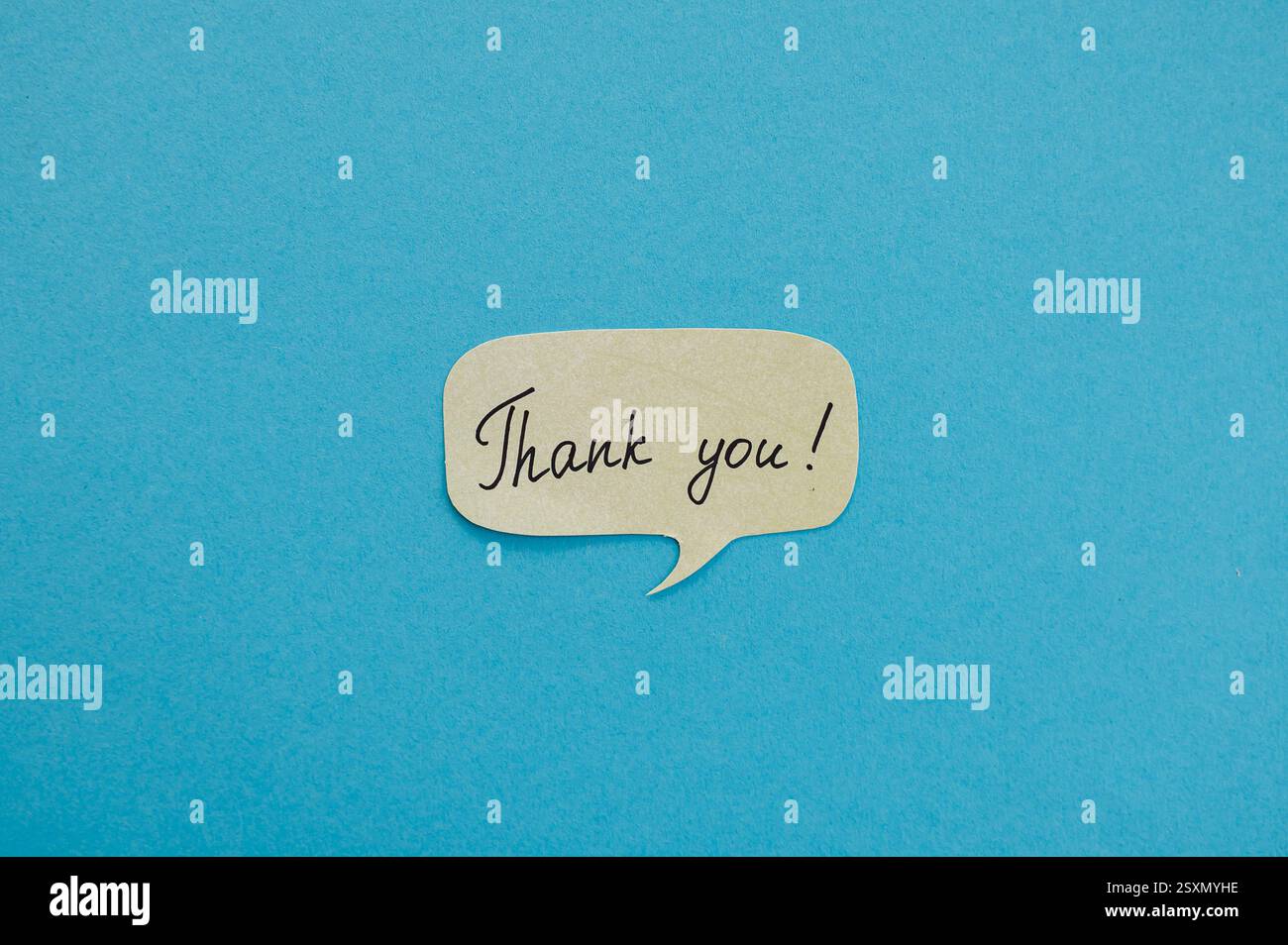 Une note autocollante avec le mot Merci. Mots motivants pour la croissance personnelle, inspirant l'écriture Banque D'Images