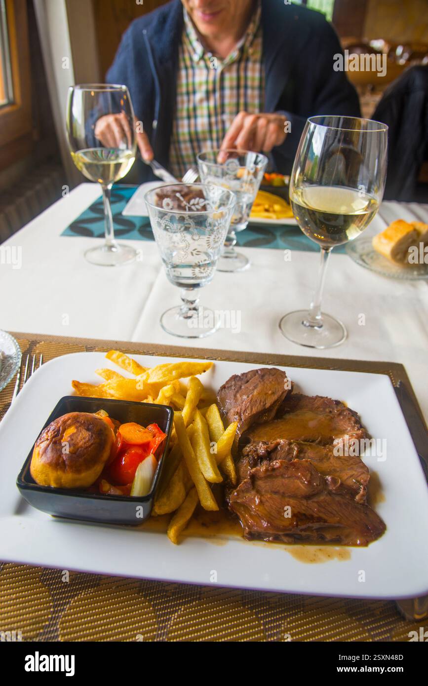 La viande avec des légumes dans un restaurant. L'Espagne. Banque D'Images