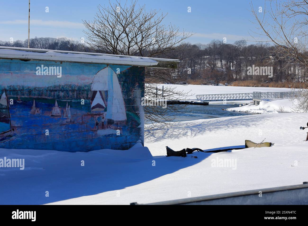 Webster, NY, USA - 22 février 2025 - mural avec des scènes d'été contraste la neige et la glace un jour d'hiver Banque D'Images