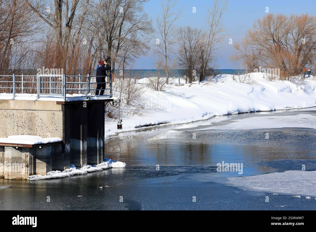 Irondequoit, NY, États-Unis - 22 février 2025 - photographe d'oiseaux capture des images d'aigles à tête blanche volant au-dessus des rives du lac Ontario Banque D'Images Irondequoit, NY, États-Unis - 22 février 2025 - photographe d'oiseaux capture des images d'aigles à tête blanche volant au-dessus des rives du lac Ontario Banque D'Images