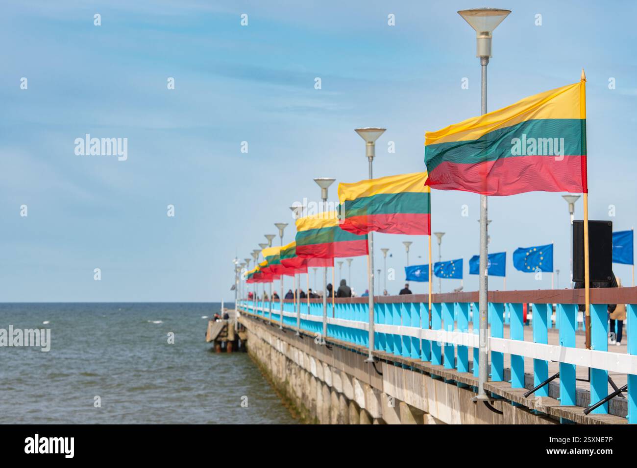 Drapeaux lituaniens agitant avec des drapeaux européens et de l'OTAN sur le pont au bord de la mer à Palanga, la Lituanie est un État balte en Europe Banque D'Images