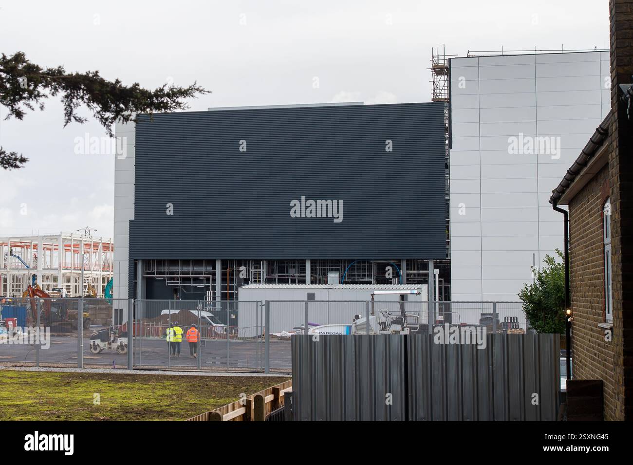 Slough, Berkshire, Royaume-Uni. 25 février 2025. Deux énormes nouveaux centres de données pour Yondr ont été construits sur l'ancien site de fabrication de peintures Akzo Nobel à Wexham Road, Slough, Berkshire. D'autres centres de données sont également en construction sur l'immense site. Slough possède une vaste collection de centres de données, ce qui en fait le plus grand hub de centres de données en Europe. Crédit : Maureen McLean/Alamy Live News Banque D'Images