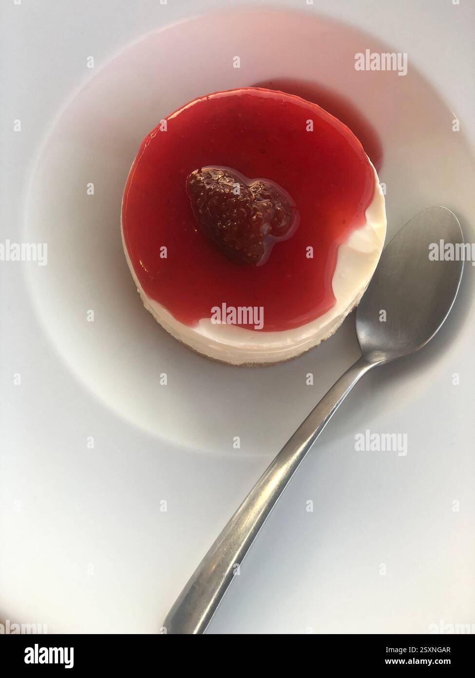 Dessert Cheesecake aux fraises sur assiette blanche - Image de stock capturée avec un smartphone