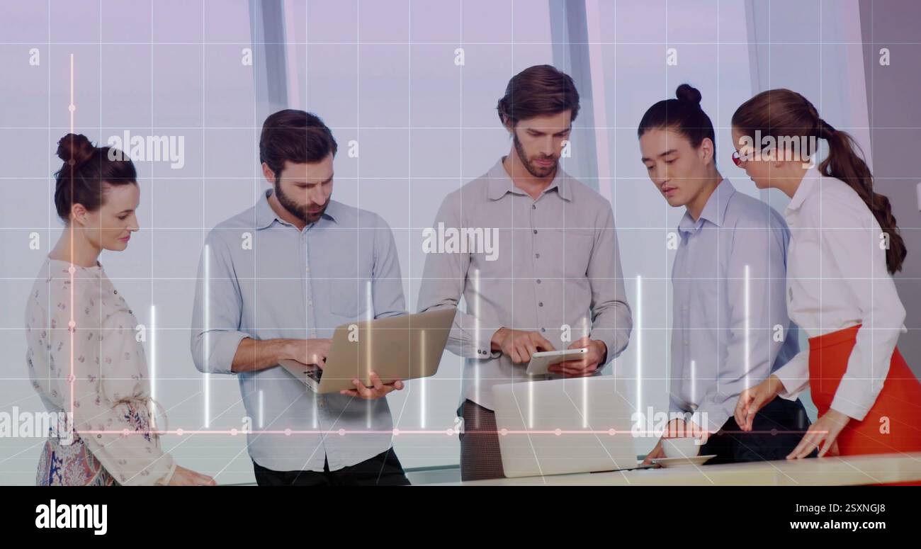Les gens d'affaires travaillant avec des ordinateurs portables et des tablettes, image de visualisation de données au-dessus d'eux Banque D'Images